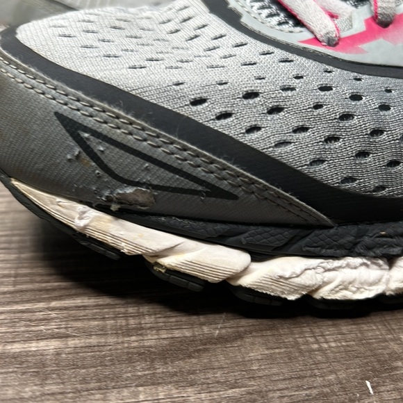 Women’s Brooks Shoes Size 8 Gray/Fuchsia - Picture 4 of 8